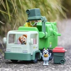Famosa - Bluey - Camión de juguete educativo sobre reciclaje con figura de perrito y accesorios ㅤ
