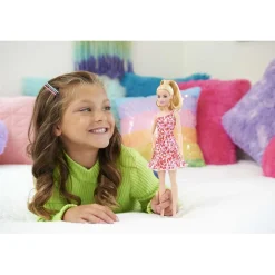 Mattel - Muñeca Barbie Fashionista con vestido rosa y accesorios ㅤ